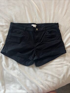 Women’s H&M cuffed black shorts